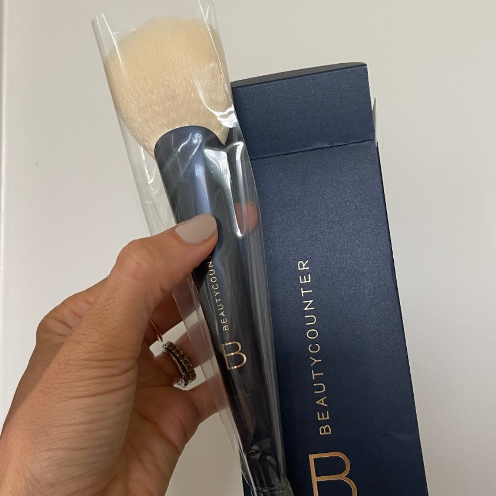 Beautycounter Fan Powder Brush - NEW